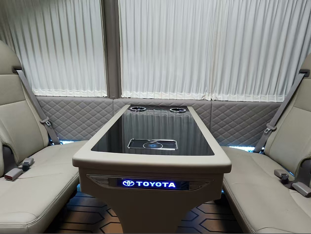 TOYOTA White Mini Bus Click Here for Discount - Turistički autobus: slika 3 TOYOTA White Mini Bus Click Here for Discount - Turistički autobus: slika 3