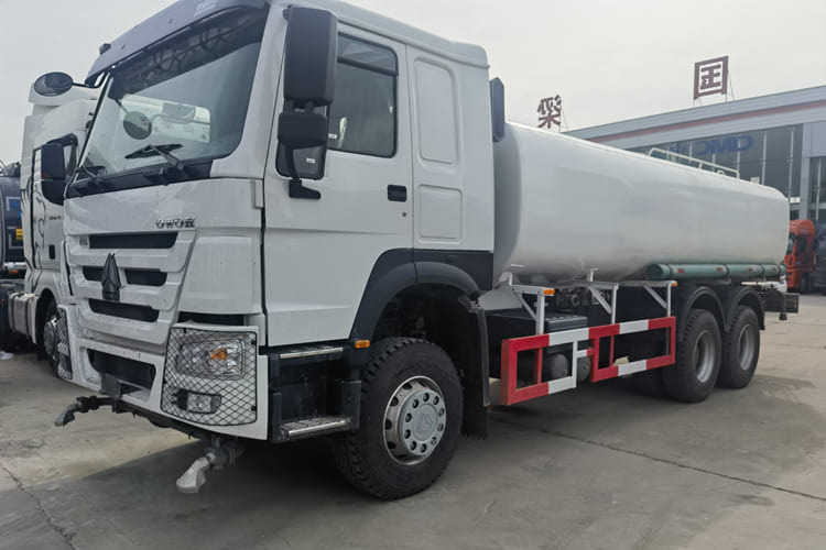 Howo Howo Water Tank Truck for Sale in Zambia - Kamion cisterna: slika 1 Howo Howo Water Tank Truck for Sale in Zambia - Kamion cisterna: slika 1
