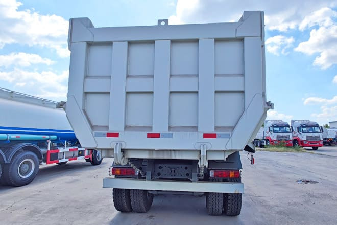 SINOTRUK Howo 8x4 Tipper Truck for Sale in Guinea - Istovarivač: slika 4 SINOTRUK Howo 8x4 Tipper Truck for Sale in Guinea - Istovarivač: slika 4