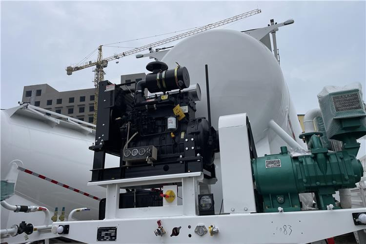 TITAN 3 Axle 30CBM Cement Tanker Trailer with Air Suspension In Saudi Arabia - Poluprikolica cisterna: slika 2 TITAN 3 Axle 30CBM Cement Tanker Trailer with Air Suspension In Saudi Arabia - Poluprikolica cisterna: slika 2