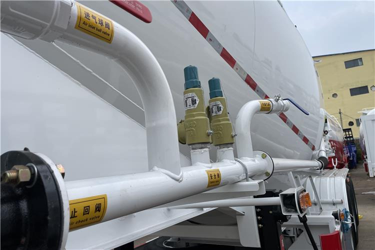 TITAN 3 Axle 30CBM Cement Tanker Trailer with Air Suspension In Saudi Arabia - Poluprikolica cisterna: slika 4 TITAN 3 Axle 30CBM Cement Tanker Trailer with Air Suspension In Saudi Arabia - Poluprikolica cisterna: slika 4