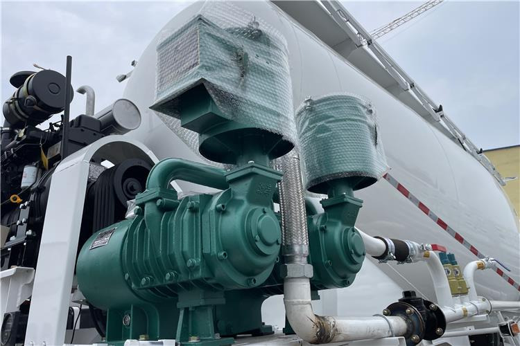 TITAN 3 Axle 30CBM Cement Tanker Trailer with Air Suspension In Saudi Arabia - Poluprikolica cisterna: slika 3 TITAN 3 Axle 30CBM Cement Tanker Trailer with Air Suspension In Saudi Arabia - Poluprikolica cisterna: slika 3