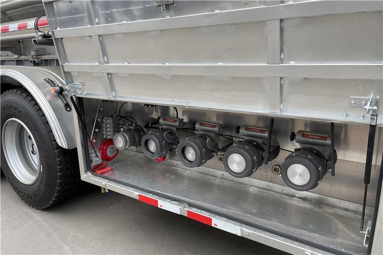 TITAN 3 Axle 45000 L Aluminum Fuel Tanker Trailer for Sale In Zimbabwe - Poluprikolica cisterna: slika 4 TITAN 3 Axle 45000 L Aluminum Fuel Tanker Trailer for Sale In Zimbabwe - Poluprikolica cisterna: slika 4