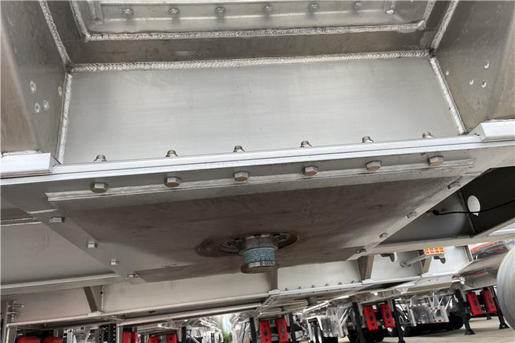 TITAN 3 Axle 45000 L Aluminum Fuel Tanker Trailer for Sale In Zimbabwe - Poluprikolica cisterna: slika 3 TITAN 3 Axle 45000 L Aluminum Fuel Tanker Trailer for Sale In Zimbabwe - Poluprikolica cisterna: slika 3