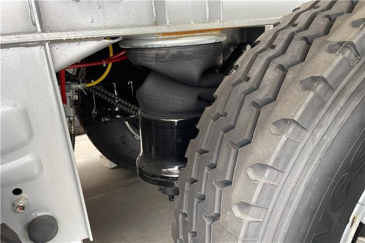 TITAN 3 Axle 45000 L Aluminum Fuel Tanker Trailer for Sale In Zimbabwe - Poluprikolica cisterna: slika 5 TITAN 3 Axle 45000 L Aluminum Fuel Tanker Trailer for Sale In Zimbabwe - Poluprikolica cisterna: slika 5