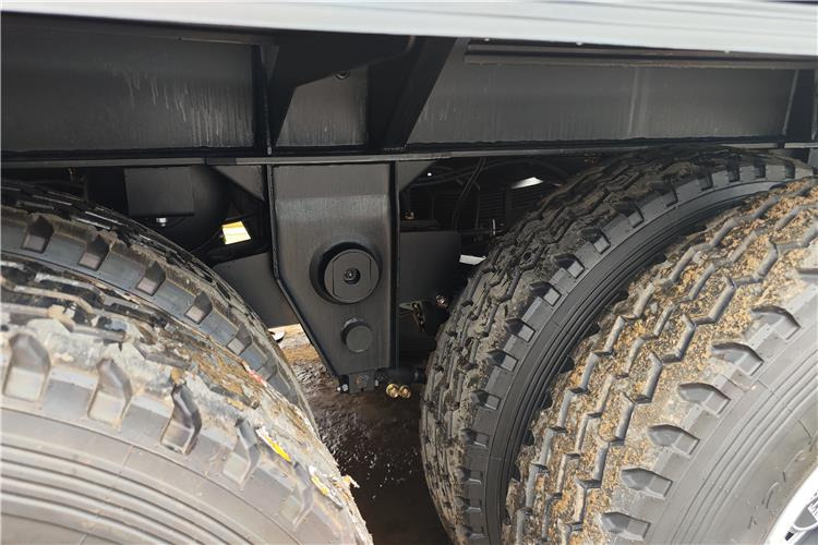 Novu Poluprikolica cisterna za prevoz bitumena TITAN 3 Axle Bitumen Asphalt Tanker Trailer for Sale In Nigeria: slika 6