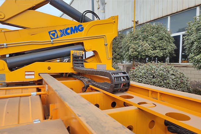 XCMG 37 Ton Side Lifter Container for Sale in Vietnam - Poluprikolica za prevoz kontejnera/ Poluprikolica sa promenjivim sandukom: slika 5 XCMG 37 Ton Side Lifter Container for Sale in Vietnam - Poluprikolica za prevoz kontejnera/ Poluprikolica sa promenjivim sandukom: slika 5