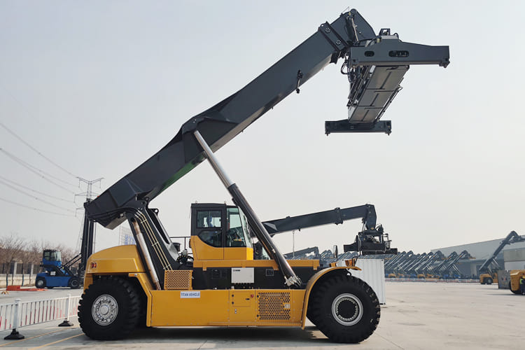 XCMG Container Reach Stacker for Sale in Ghana - Dizalica za kontejnere: slika 1 XCMG Container Reach Stacker for Sale in Ghana - Dizalica za kontejnere: slika 1