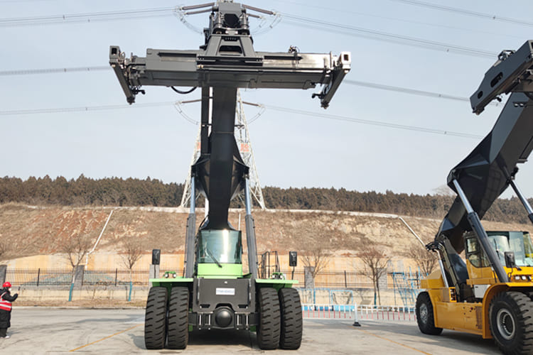 XCMG Reach Stacker Price for Sale in Guyana - Dizalica za kontejnere: slika 1 XCMG Reach Stacker Price for Sale in Guyana - Dizalica za kontejnere: slika 1