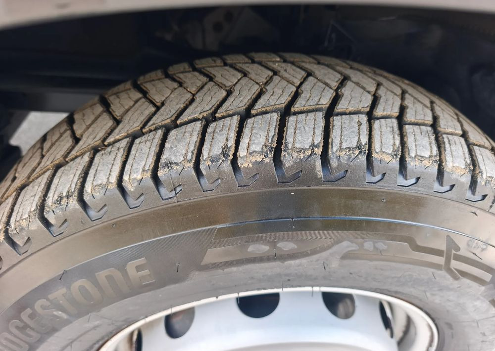 Kamion sa golom šasijom i zatvorenom kabinom Iveco DAILY 70C18 rama do zabudowy 6 M obsługa silnika nowy rozrząd: slika 6 Kamion sa golom šasijom i zatvorenom kabinom Iveco DAILY 70C18 rama do zabudowy 6 M obsługa silnika nowy rozrząd: slika 6