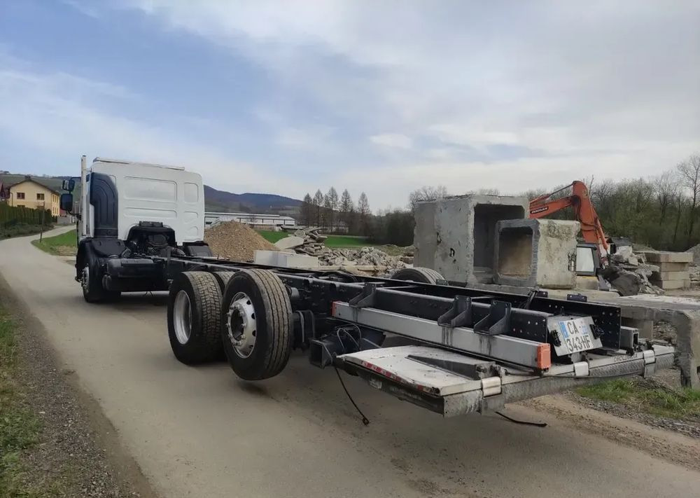 Renault Premium 26.380 Dxi 6x2 rama do zabudowy - Kamion sa golom šasijom i zatvorenom kabinom: slika 4 Renault Premium 26.380 Dxi 6x2 rama do zabudowy - Kamion sa golom šasijom i zatvorenom kabinom: slika 4