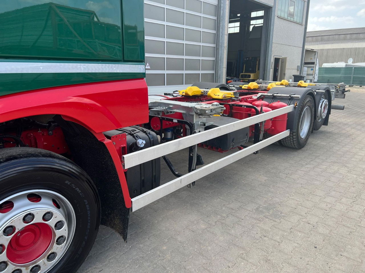 DAF XF 480 FAN SSC BDF C715/745 + Intarder + 2x Tank - Kamion za prevoz kontejnera/ Kamion sa promenjivim sandukom: slika 4 DAF XF 480 FAN SSC BDF C715/745 + Intarder + 2x Tank - Kamion za prevoz kontejnera/ Kamion sa promenjivim sandukom: slika 4