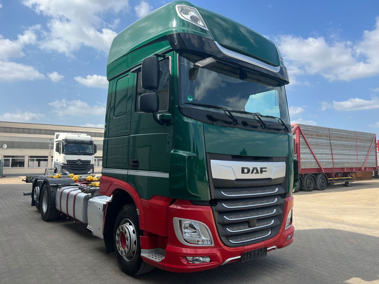 DAF XF 480 FAN SSC BDF C715/745 + Intarder + 2x Tank - Kamion za prevoz kontejnera/ Kamion sa promenjivim sandukom: slika 2 DAF XF 480 FAN SSC BDF C715/745 + Intarder + 2x Tank - Kamion za prevoz kontejnera/ Kamion sa promenjivim sandukom: slika 2