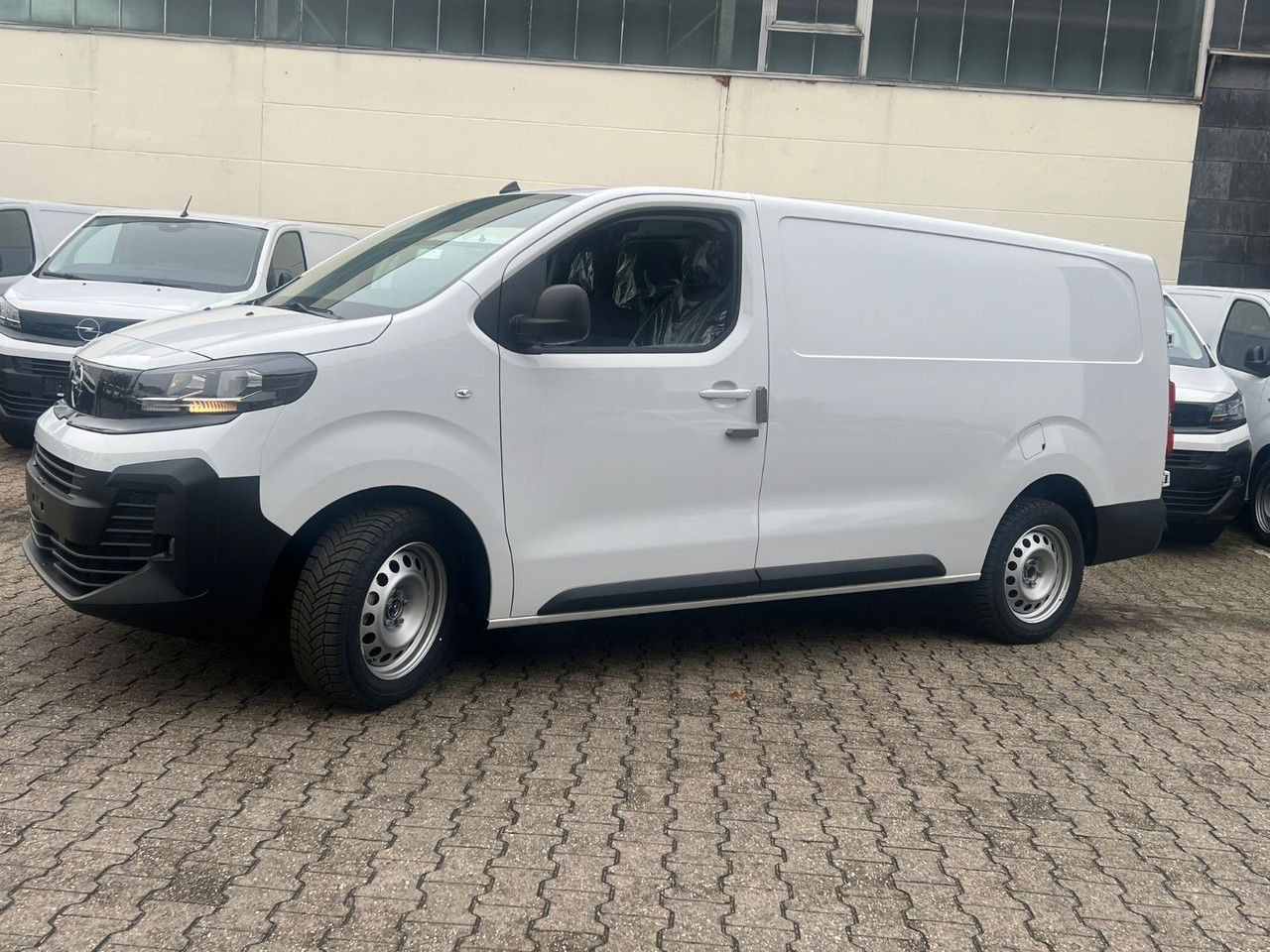 Opel Vivaro L3H1 144 PS Schalter Allwetter AHK Rückfa - Furgon: slika 5 Opel Vivaro L3H1 144 PS Schalter Allwetter AHK Rückfa - Furgon: slika 5