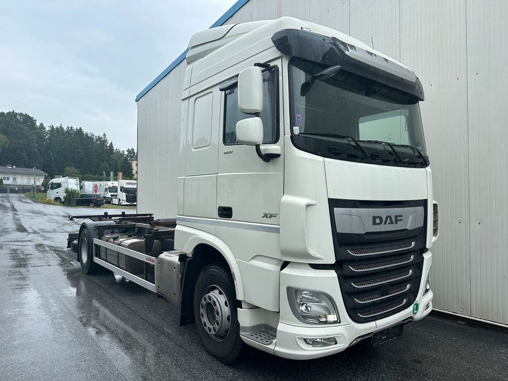 DAF XF 460 SpaceCab Retarder TÜV neu DAF XF 460 SpaceCab Retarder - Kamion za prevoz kontejnera/ Kamion sa promenjivim sandukom: slika 2 DAF XF 460 SpaceCab Retarder TÜV neu DAF XF 460 SpaceCab Retarder - Kamion za prevoz kontejnera/ Kamion sa promenjivim sandukom: slika 2