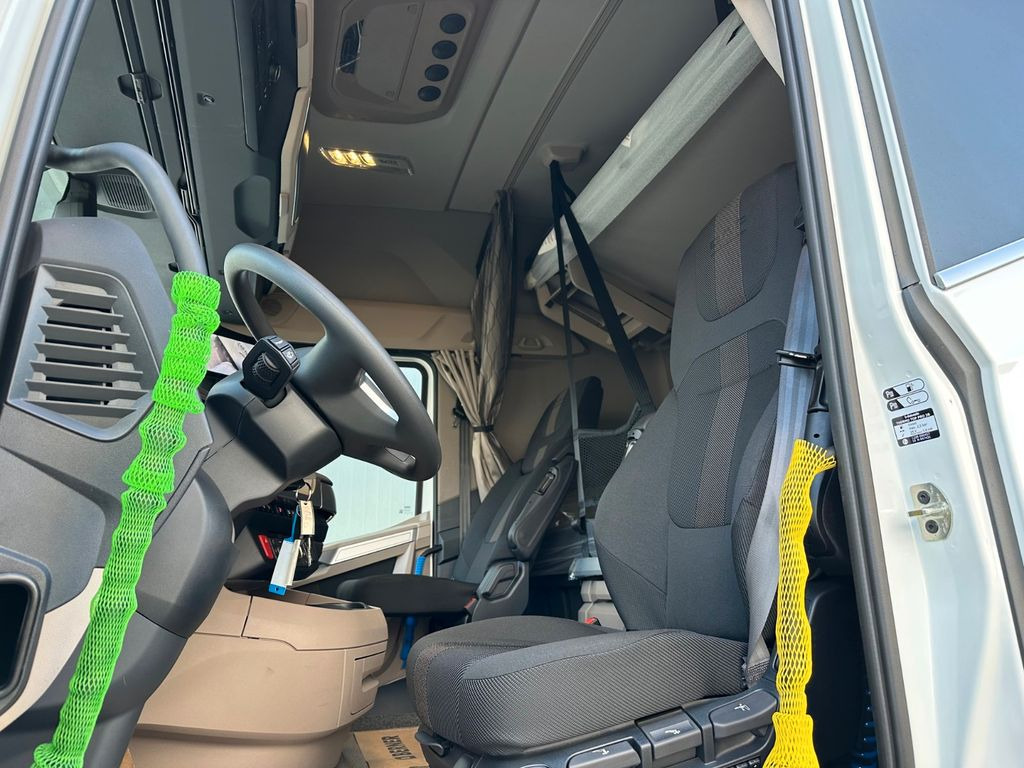 DAF XG 530 Retarder Standklima 3 Jahre Garantie DAF XG 530 Retarder Standklima 3 Jahre Garantie - Tegljač: slika 5 DAF XG 530 Retarder Standklima 3 Jahre Garantie DAF XG 530 Retarder Standklima 3 Jahre Garantie - Tegljač: slika 5