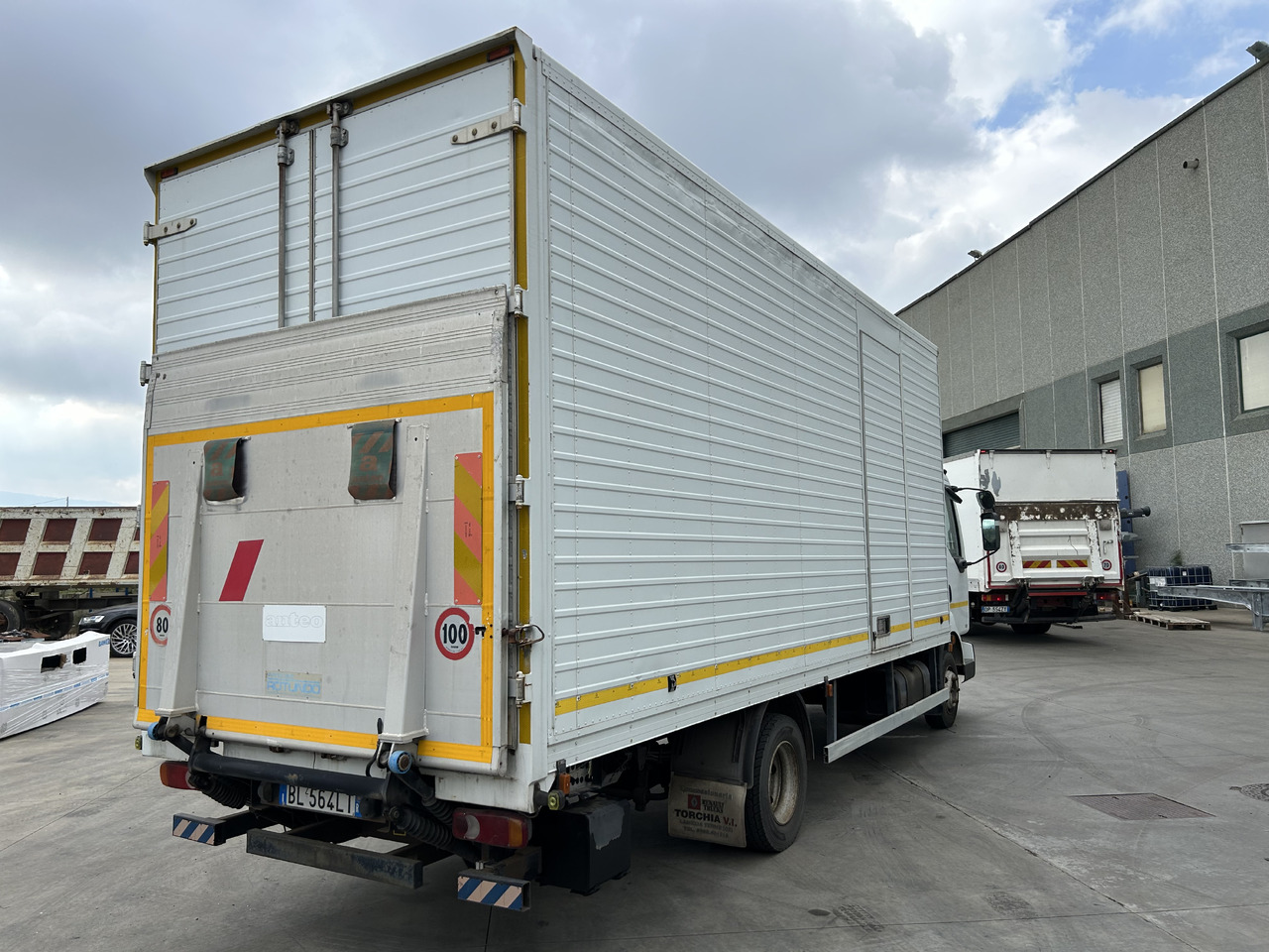 RENAULT Midlum 180 con furgonatarura e sponda - Kamion sa zatvorenim sandukom: slika 3 RENAULT Midlum 180 con furgonatarura e sponda - Kamion sa zatvorenim sandukom: slika 3