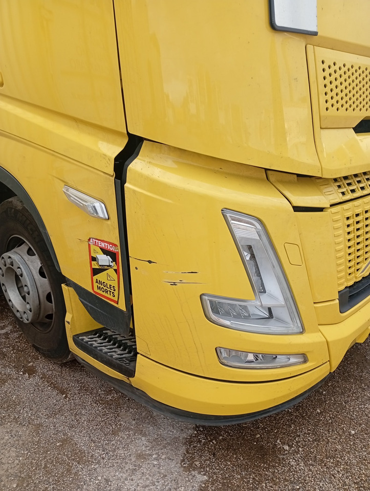 VOLVO FH 460 Aero, Damaged, Located in Bari,Italy - Tegljač: slika 4 VOLVO FH 460 Aero, Damaged, Located in Bari,Italy - Tegljač: slika 4