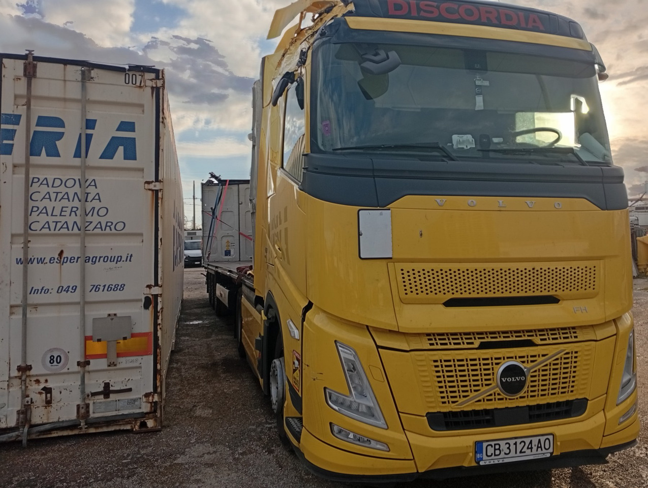 VOLVO FH 460 Aero, Damaged, Located in Bari,Italy - Tegljač: slika 1 VOLVO FH 460 Aero, Damaged, Located in Bari,Italy - Tegljač: slika 1