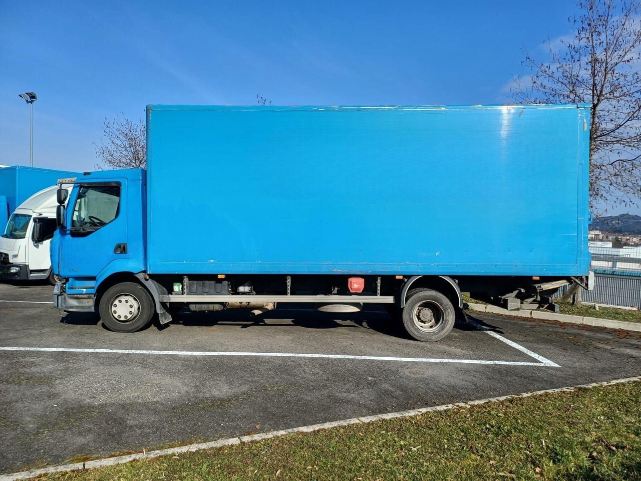 RENAULT MIDLUM 12.270 - Kamion sa zatvorenim sandukom: slika 2 RENAULT MIDLUM 12.270 - Kamion sa zatvorenim sandukom: slika 2
