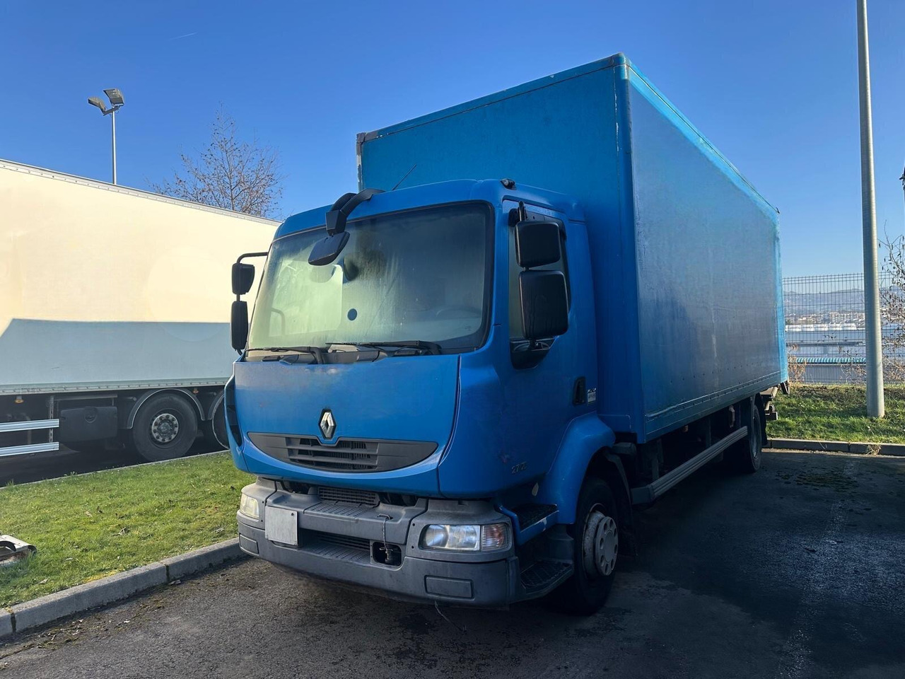 RENAULT MIDLUM 12.270 - Kamion sa zatvorenim sandukom: slika 1 RENAULT MIDLUM 12.270 - Kamion sa zatvorenim sandukom: slika 1