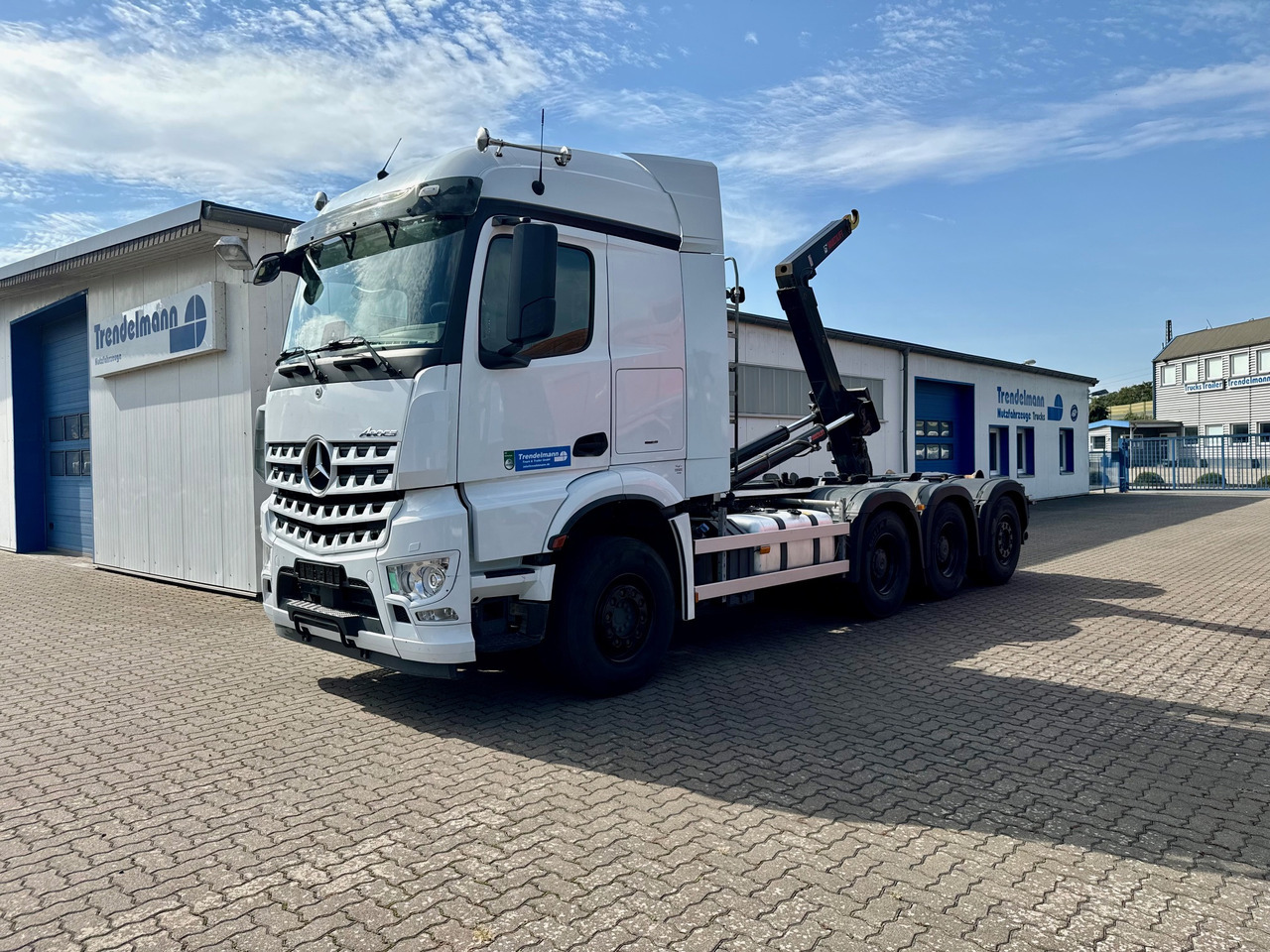 MERCEDES-BENZ Arocs 3553 4 Achsen Tridem - Kamion sa hidrauličnom kukom: slika 1 MERCEDES-BENZ Arocs 3553 4 Achsen Tridem - Kamion sa hidrauličnom kukom: slika 1
