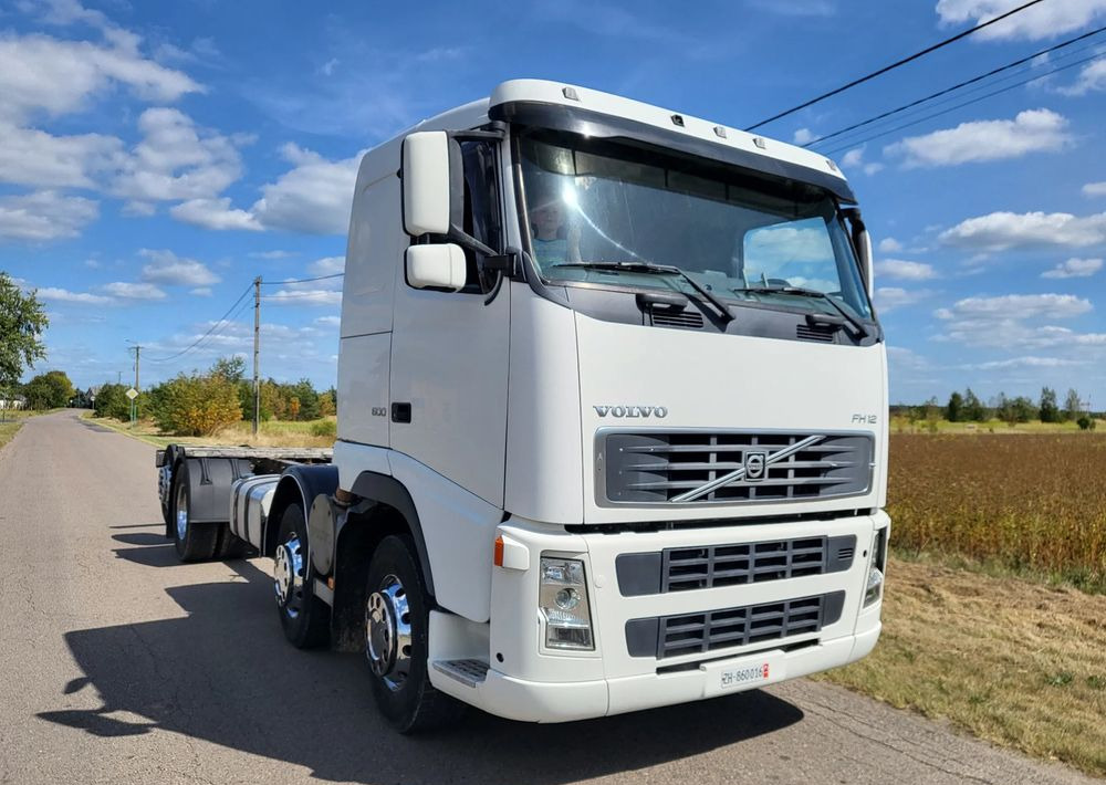 Volvo FH 500 8x2 - Kamion sa golom šasijom i zatvorenom kabinom: slika 2 Volvo FH 500 8x2 - Kamion sa golom šasijom i zatvorenom kabinom: slika 2