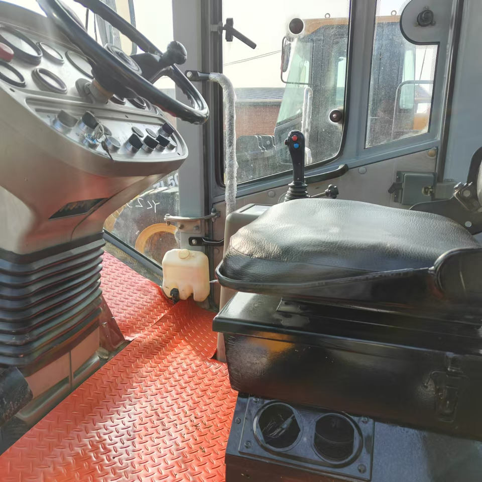 XCMG XS223J used road roller low hours factory price - Valjak za puteve: slika 4 XCMG XS223J used road roller low hours factory price - Valjak za puteve: slika 4