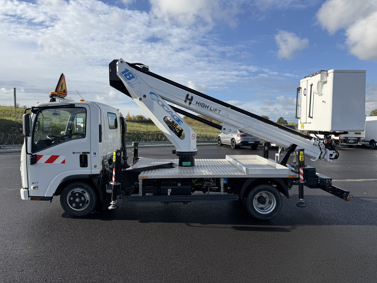 ISUZU M21 SOCAGE 18T NACELLE UTILITAIRES 3T5 - Vazdušna platforma montirana na kamion: slika 3 ISUZU M21 SOCAGE 18T NACELLE UTILITAIRES 3T5 - Vazdušna platforma montirana na kamion: slika 3