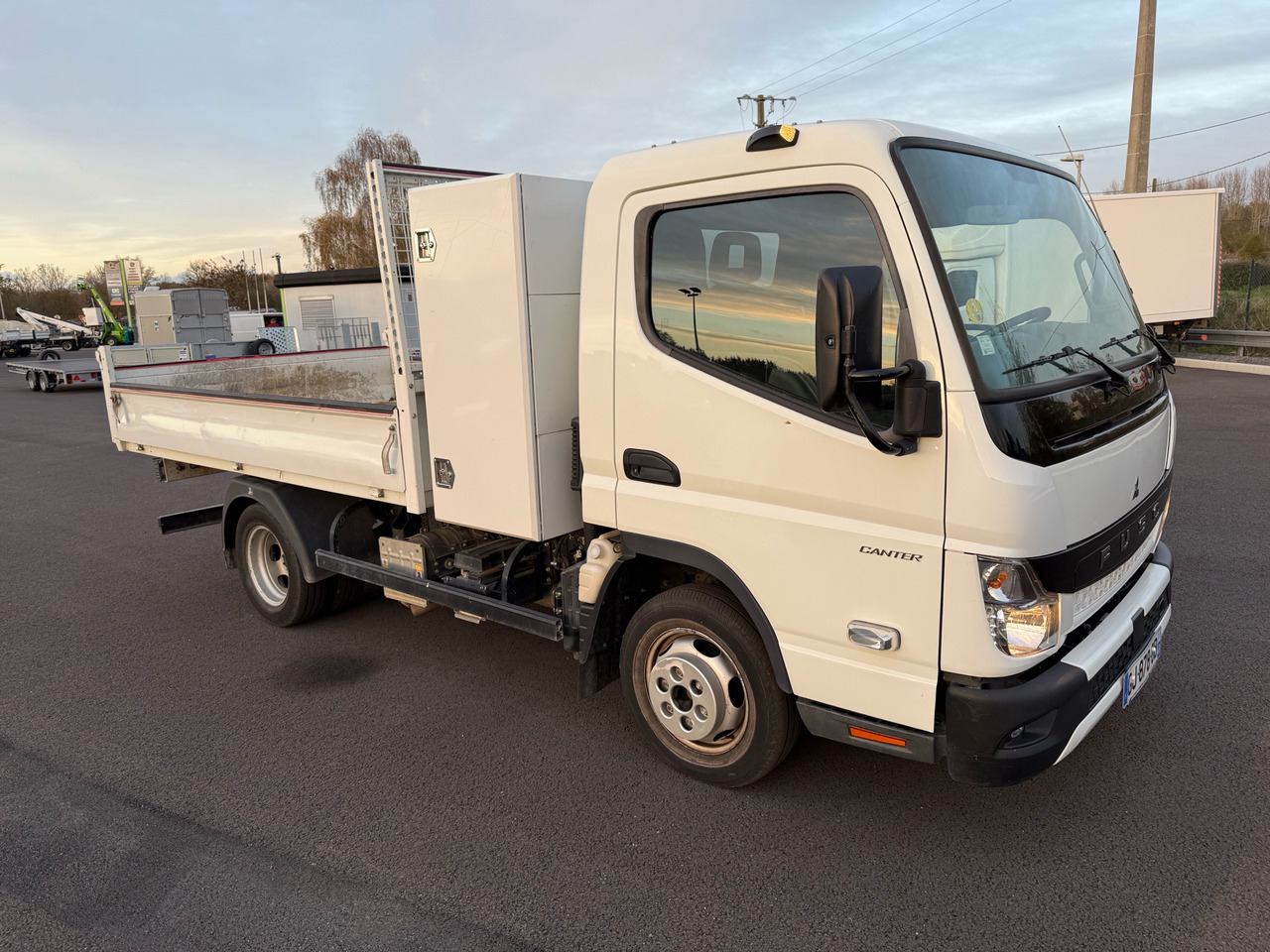 Mitsubishi Canter Fuso - Dostavno vozilo kiper: slika 1 Mitsubishi Canter Fuso - Dostavno vozilo kiper: slika 1