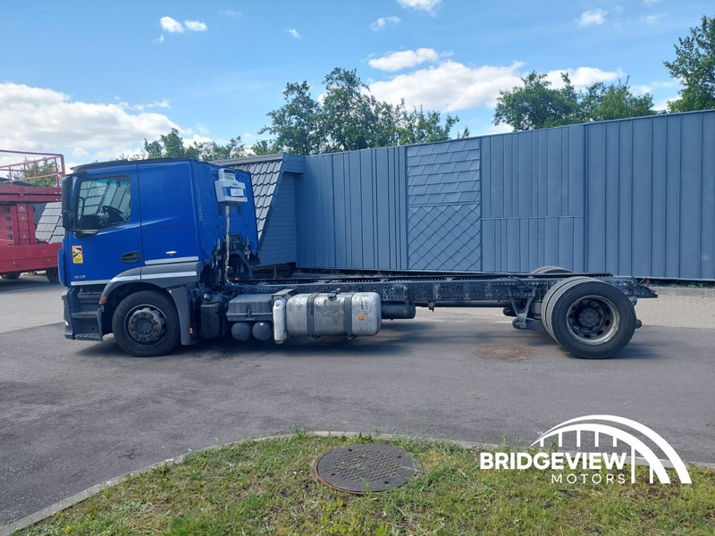 Mercedes-Benz Actros 1843 - Kamion sa golom šasijom i zatvorenom kabinom: slika 4 Mercedes-Benz Actros 1843 - Kamion sa golom šasijom i zatvorenom kabinom: slika 4