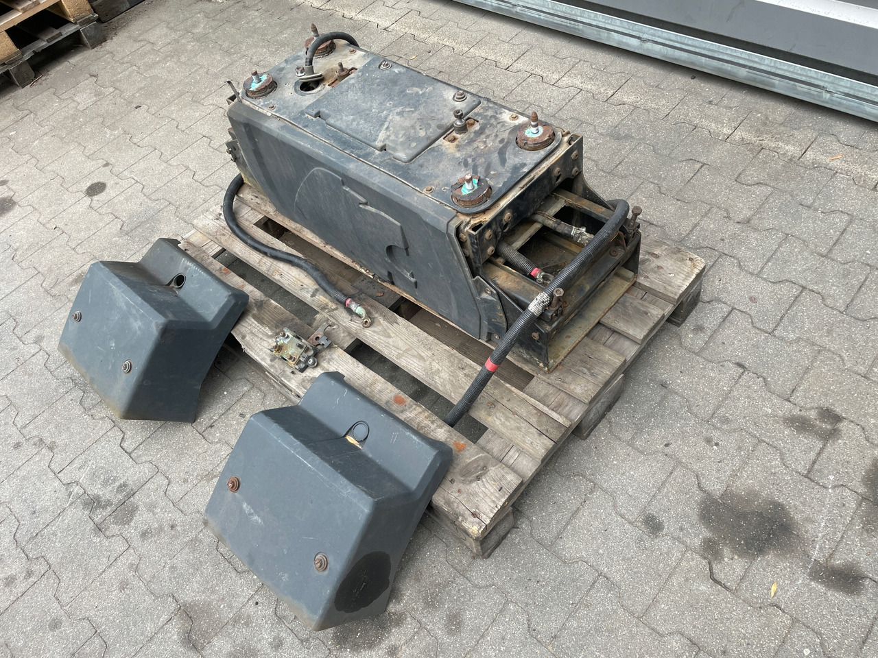 SKRZYNIA SKRZYNKA NA AKUMULATORY MAN TGX TGS 81418606147 - Baterija za Kamion: slika 5 SKRZYNIA SKRZYNKA NA AKUMULATORY MAN TGX TGS 81418606147 - Baterija za Kamion: slika 5