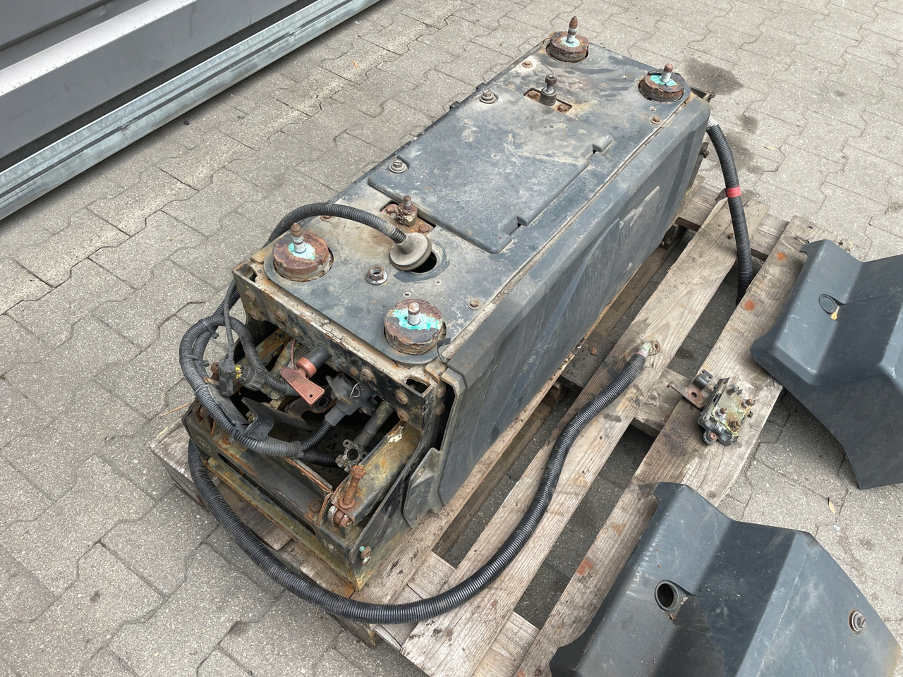 SKRZYNIA SKRZYNKA NA AKUMULATORY MAN TGX TGS 81418606147 - Baterija za Kamion: slika 3 SKRZYNIA SKRZYNKA NA AKUMULATORY MAN TGX TGS 81418606147 - Baterija za Kamion: slika 3