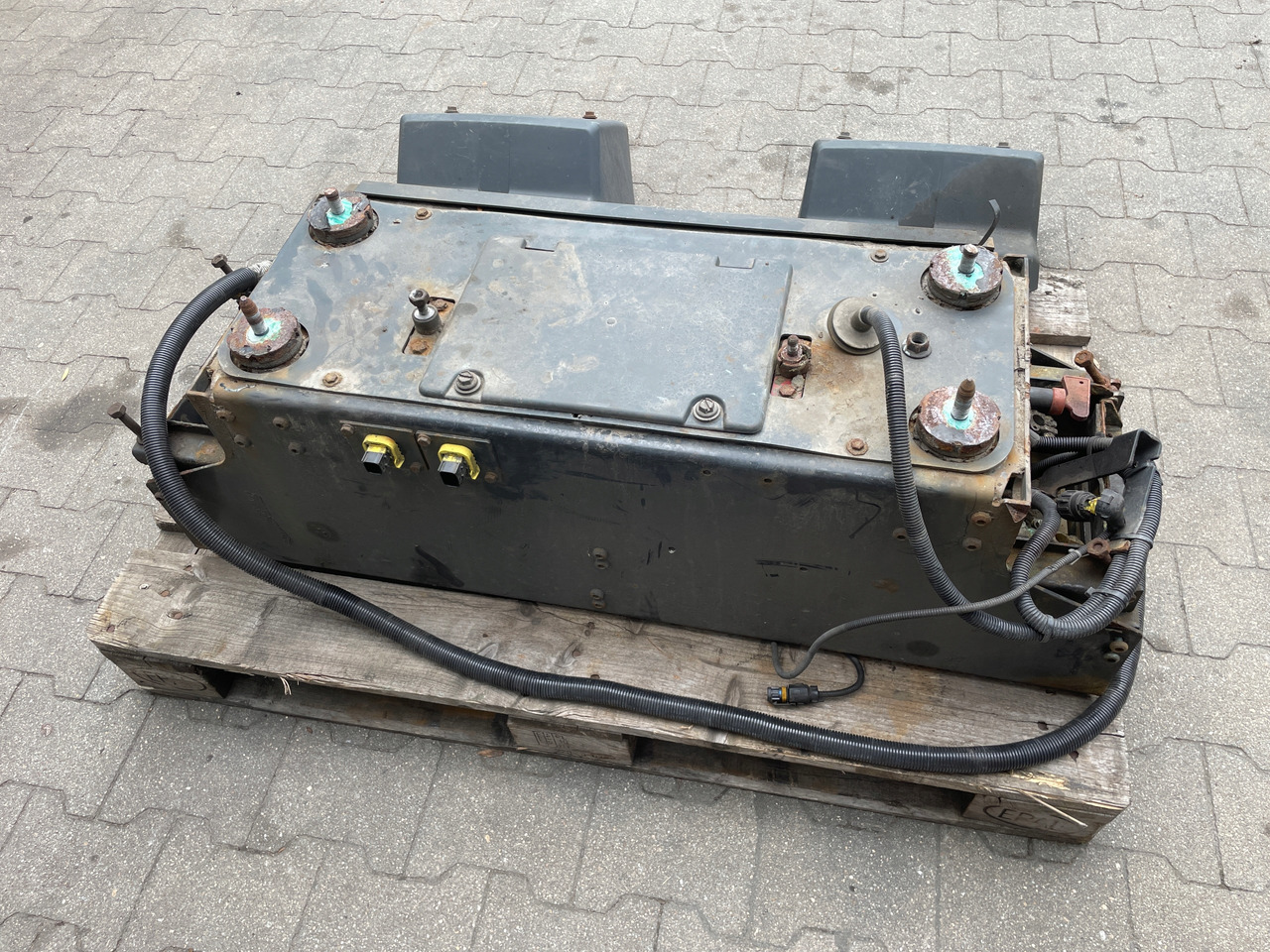 SKRZYNIA SKRZYNKA NA AKUMULATORY MAN TGX TGS 81418606147 - Baterija za Kamion: slika 4 SKRZYNIA SKRZYNKA NA AKUMULATORY MAN TGX TGS 81418606147 - Baterija za Kamion: slika 4