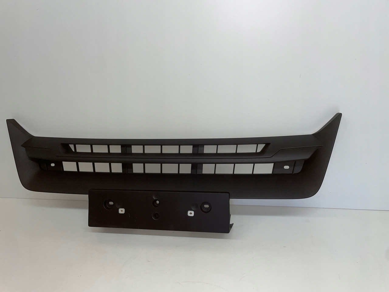 ŚRODKOWY GRILL CHROM ZDERZAKA MAN TGS TG3 TGS 3 ATRAPA 81416146086 - Prag: slika 3 ŚRODKOWY GRILL CHROM ZDERZAKA MAN TGS TG3 TGS 3 ATRAPA 81416146086 - Prag: slika 3