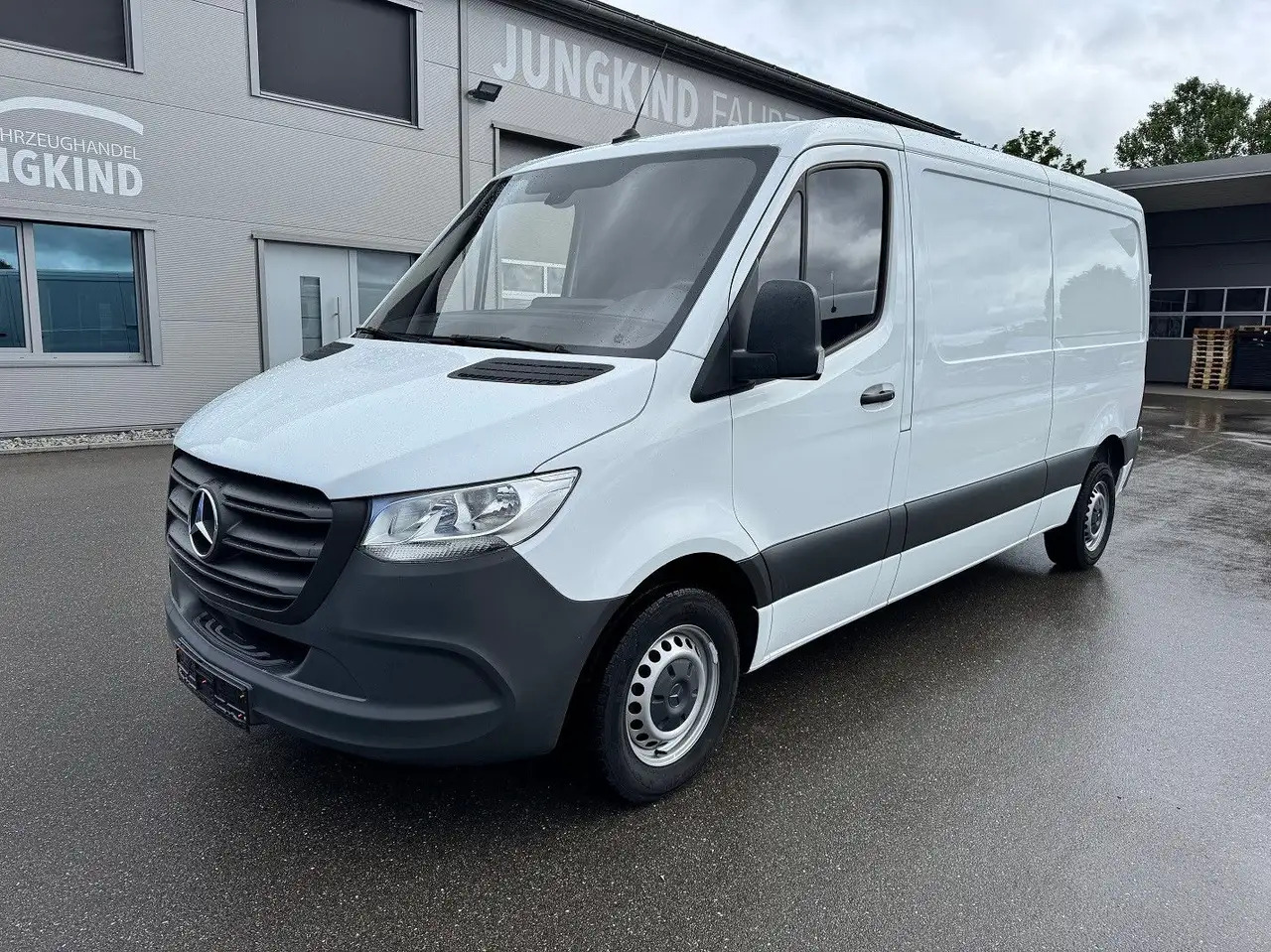 Mercedes-Benz Sprinter 215 CDI Flach Lang Klima FWD - Furgon: slika 1 Mercedes-Benz Sprinter 215 CDI Flach Lang Klima FWD - Furgon: slika 1
