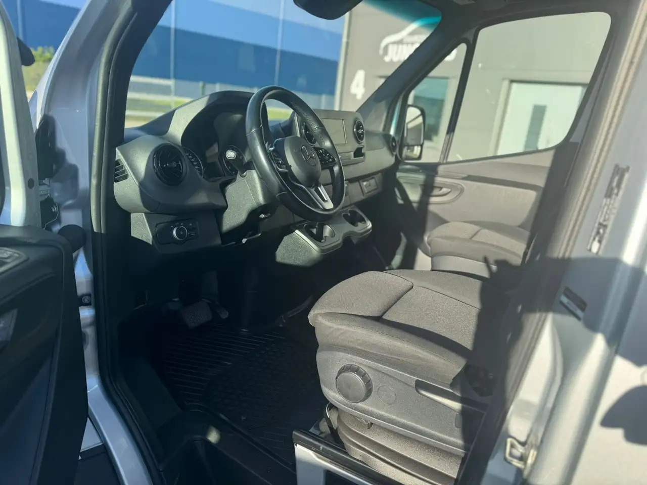 Mercedes-Benz Sprinter 317 CDI Lang Hoch Klima MBUX Silber LED - Furgon: slika 4 Mercedes-Benz Sprinter 317 CDI Lang Hoch Klima MBUX Silber LED - Furgon: slika 4
