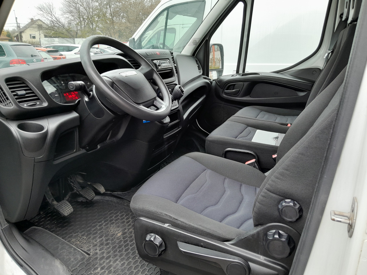 IVECO Daily 35S14 - Dostavno vozilo sa zatvorenim sandukom: slika 4 IVECO Daily 35S14 - Dostavno vozilo sa zatvorenim sandukom: slika 4