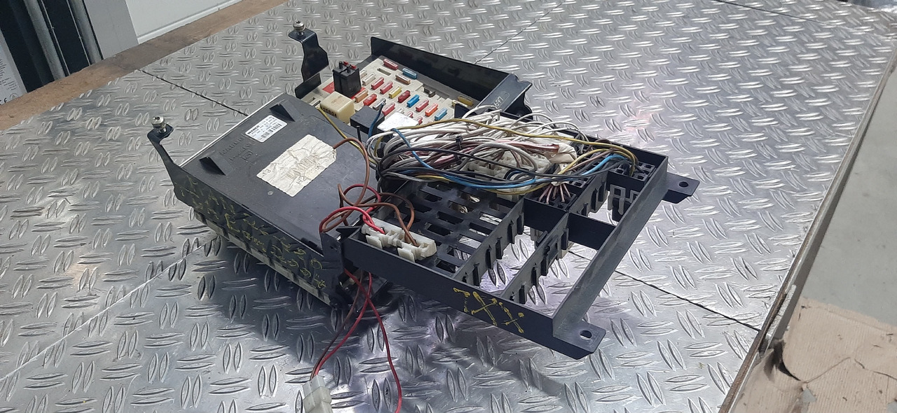 Gebrauchte MAN TGA 26.480 XXL, Steuergerät, Zentraler Bordrechner, Artikel - Nr. : 81.25806 - 7051 - Upravljačka jedinica za Kamion: slika 3 Gebrauchte MAN TGA 26.480 XXL, Steuergerät, Zentraler Bordrechner, Artikel - Nr. : 81.25806 - 7051 - Upravljačka jedinica za Kamion: slika 3