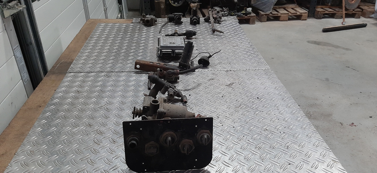 Gebrauchte diverse MAN + MB Luftventile, Steuerventile u. Steuergerät, Artikel - Nr. : 81.99999 - - Upravljačka jedinica za Kamion: slika 5 Gebrauchte diverse MAN + MB Luftventile, Steuerventile u. Steuergerät, Artikel - Nr. : 81.99999 - - Upravljačka jedinica za Kamion: slika 5