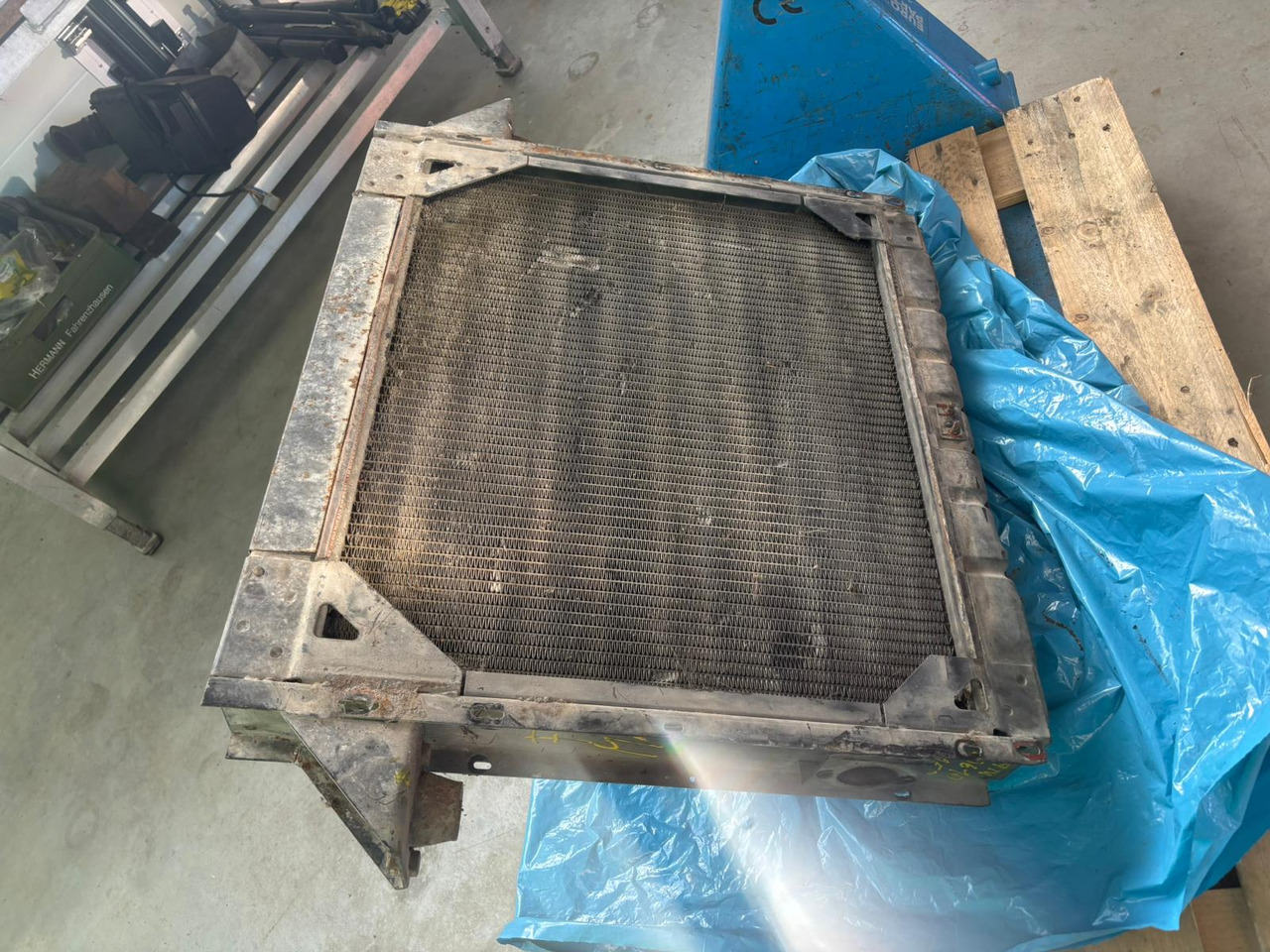 Gebrauchter MAN Kühler F8, Artikel - Nr. : 81.0610 - 16152 - Radijator za Kamion: slika 1 Gebrauchter MAN Kühler F8, Artikel - Nr. : 81.0610 - 16152 - Radijator za Kamion: slika 1