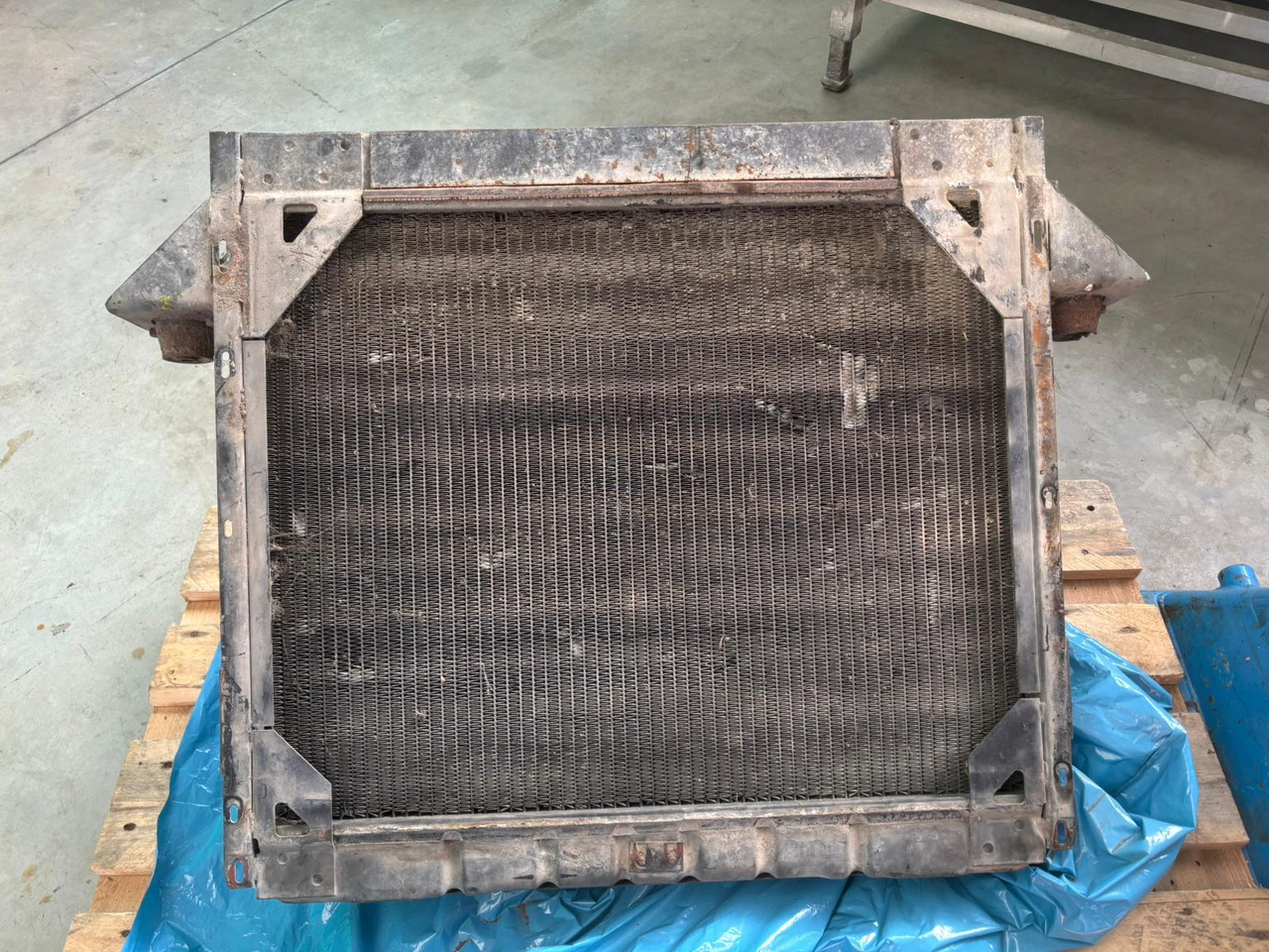 Gebrauchter MAN Kühler F8, Artikel - Nr. : 81.0610 - 16152 - Radijator za Kamion: slika 4 Gebrauchter MAN Kühler F8, Artikel - Nr. : 81.0610 - 16152 - Radijator za Kamion: slika 4