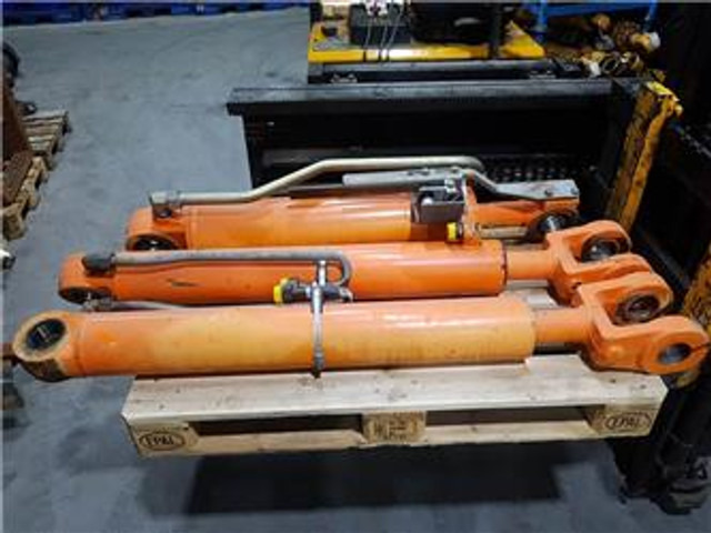 FIAT-HITACHI W 170 - Lifting cylinder/Hubzylinder/Hefcilinder - Hidraulika: slika 1 FIAT-HITACHI W 170 - Lifting cylinder/Hubzylinder/Hefcilinder - Hidraulika: slika 1