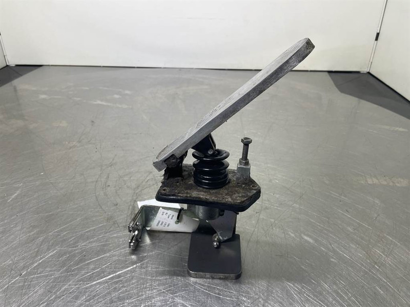 O & K L25.5 - Gas pedal/Fusspedal/Gaspedaal - Kabina i enterijer za Građevinska mašina: slika 3 O & K L25.5 - Gas pedal/Fusspedal/Gaspedaal - Kabina i enterijer za Građevinska mašina: slika 3