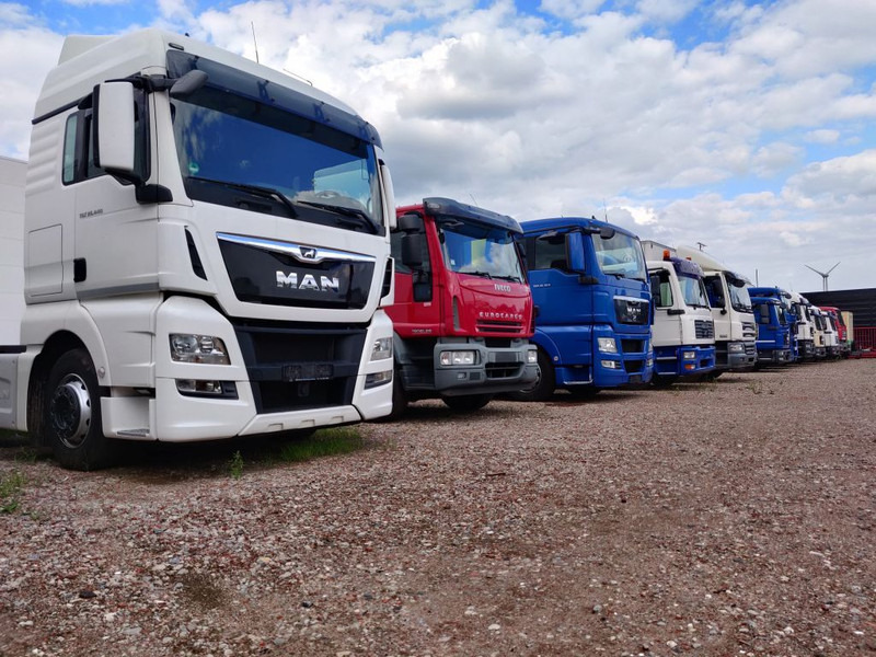 MAN Wij zoeken vrachtwagens / kranen / containersystemen - Kamion sa zatvorenim sandukom: slika 4 MAN Wij zoeken vrachtwagens / kranen / containersystemen - Kamion sa zatvorenim sandukom: slika 4