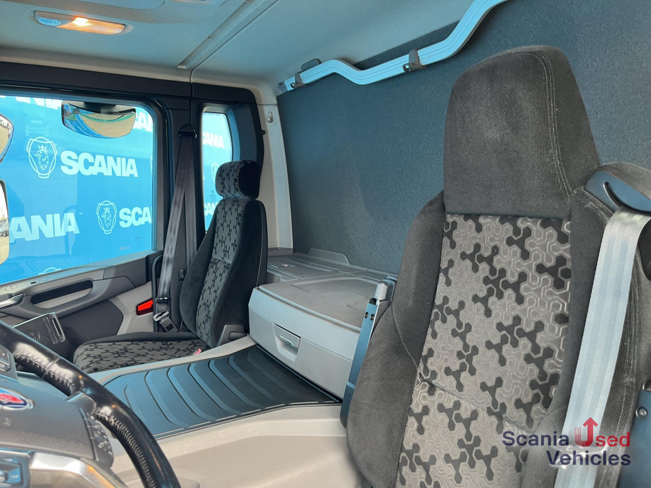 SCANIA P 320 B6x2*4NB RETARDER FULL AIR 8T 7.2x2.5x2.35M - Kamion sa zatvorenim sandukom: slika 2 SCANIA P 320 B6x2*4NB RETARDER FULL AIR 8T 7.2x2.5x2.35M - Kamion sa zatvorenim sandukom: slika 2