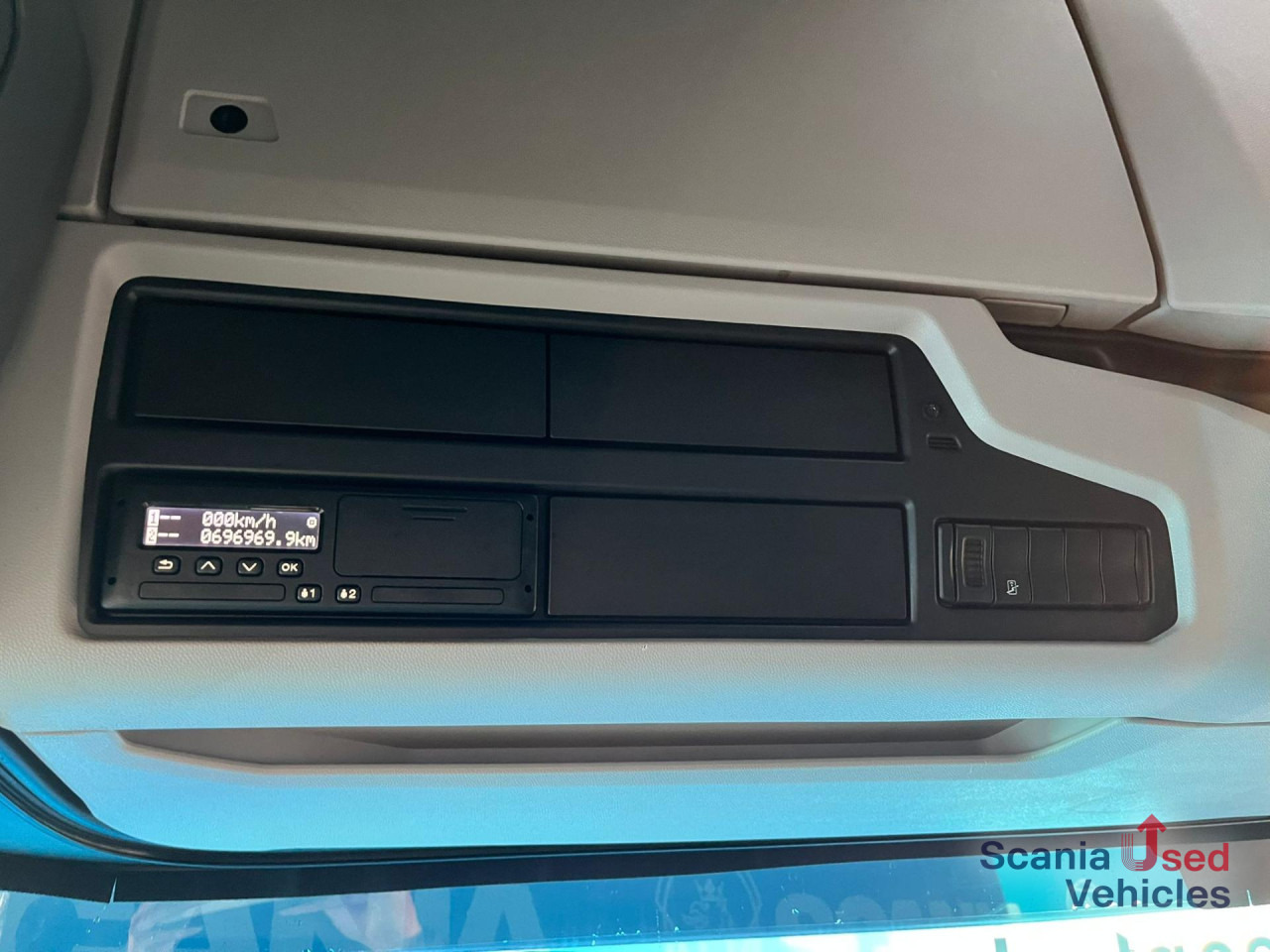 SCANIA R 450 A4x2NA RETARDER 8T DIFF-L SMART2 - Tegljač: slika 4 SCANIA R 450 A4x2NA RETARDER 8T DIFF-L SMART2 - Tegljač: slika 4