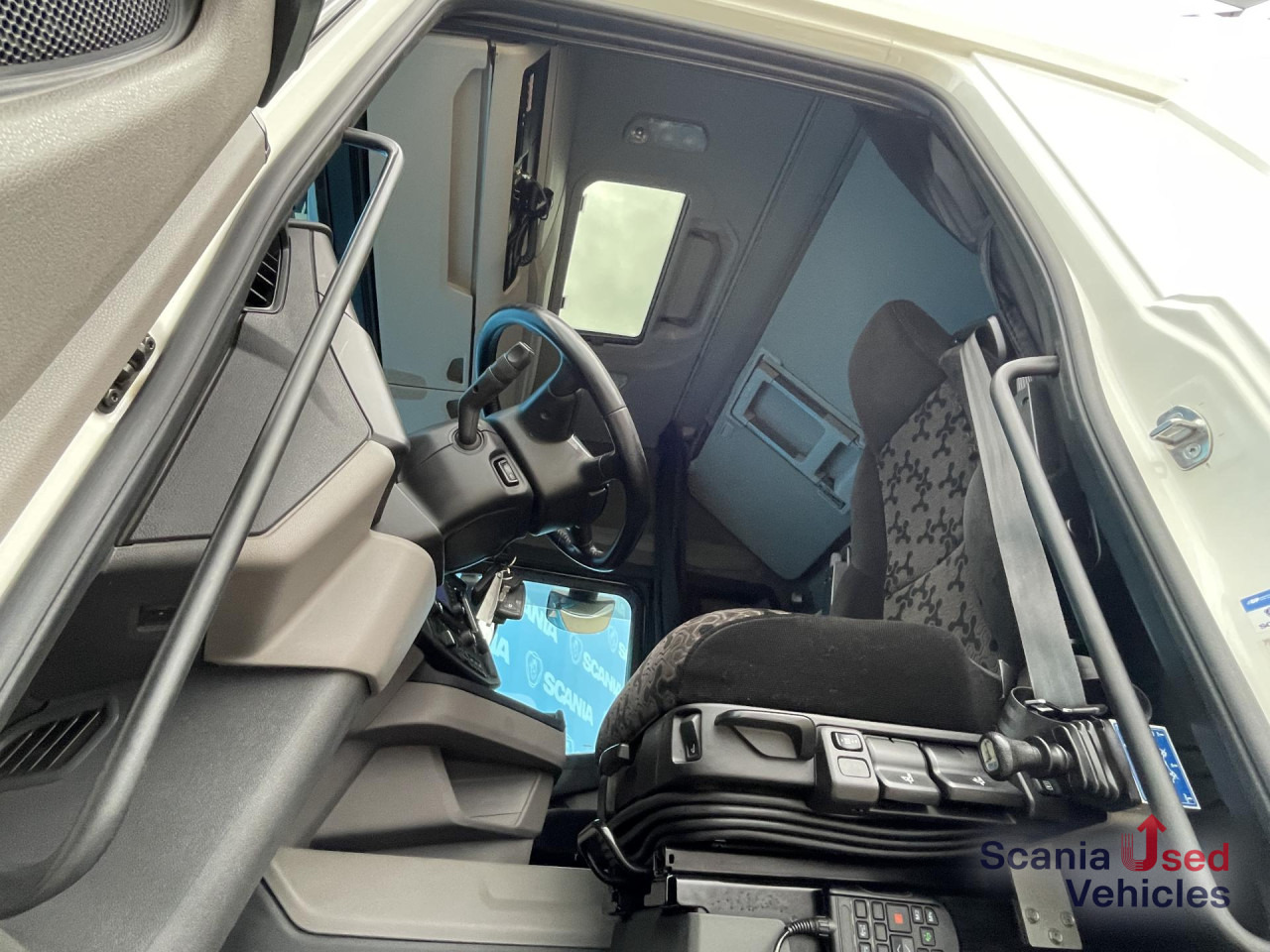 SCANIA R 450 A4x2NB DIFF-L RETARDER FULL AIR 8T HYDRO - Tegljač: slika 4 SCANIA R 450 A4x2NB DIFF-L RETARDER FULL AIR 8T HYDRO - Tegljač: slika 4