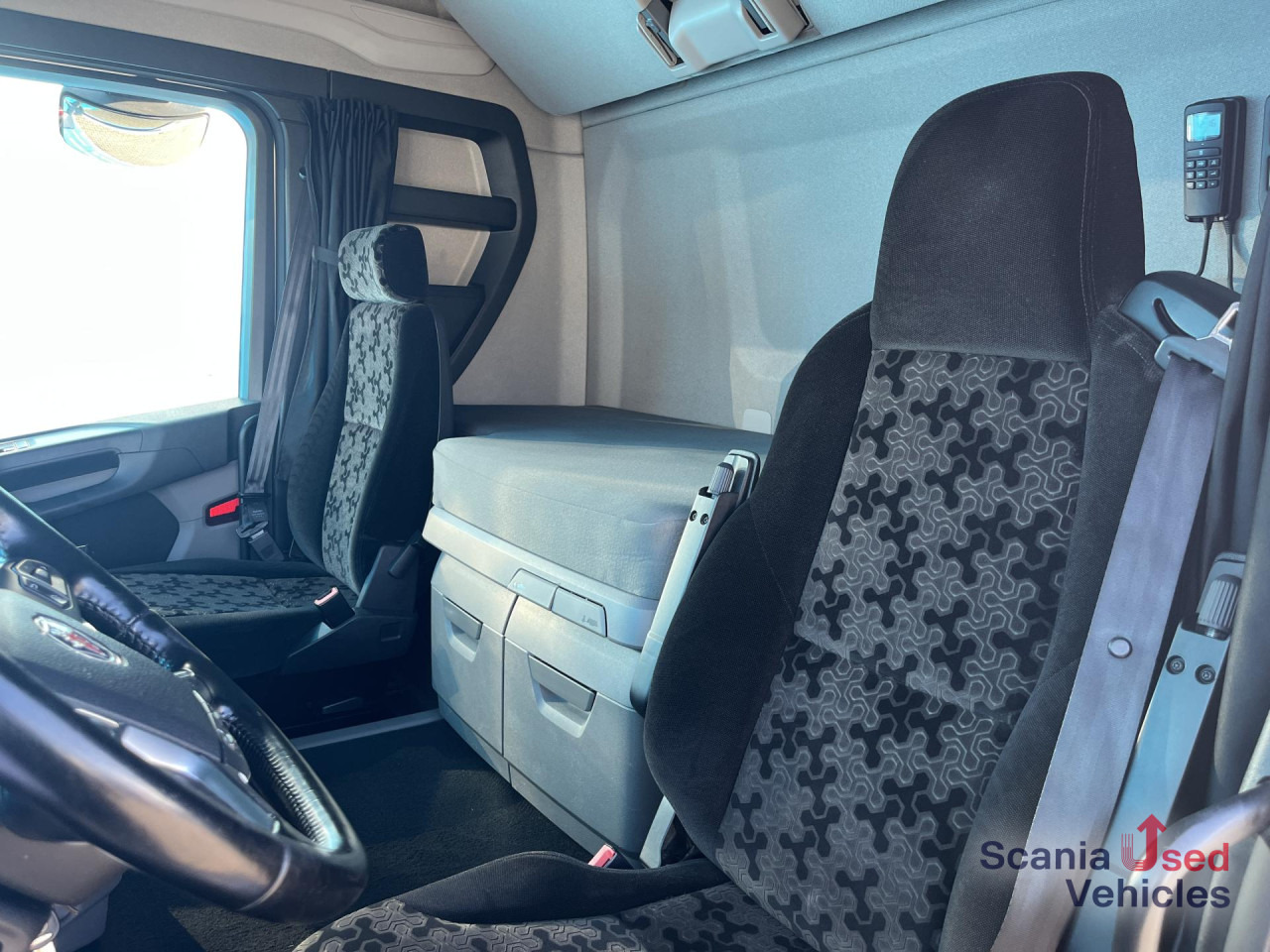 SCANIA R 450 A4x2NB RETARDER DIFF-L FULL AIR 8T P-AIRCO - Tegljač: slika 3 SCANIA R 450 A4x2NB RETARDER DIFF-L FULL AIR 8T P-AIRCO - Tegljač: slika 3