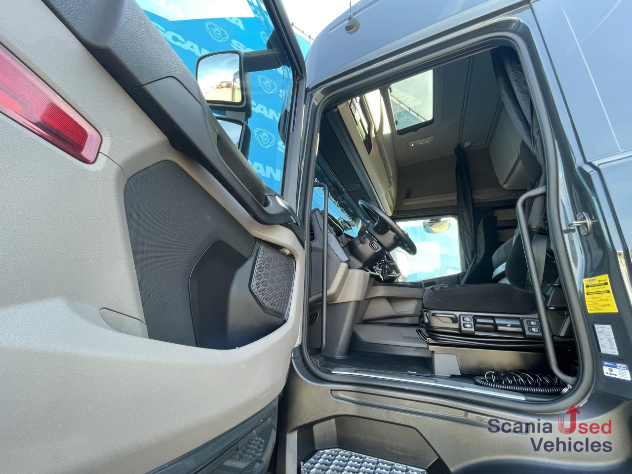 SCANIA R 460 A4x2EB RETARDER MEGA VOLUME P-AIRCO SUPER - Tegljač: slika 2 SCANIA R 460 A4x2EB RETARDER MEGA VOLUME P-AIRCO SUPER - Tegljač: slika 2